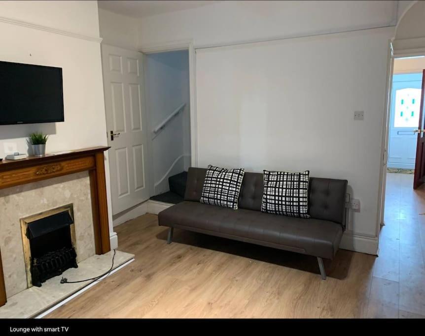 Wv1 Budget Contractor Stays- 5 Beds - Discounts Ok Wolverhampton Exterior foto